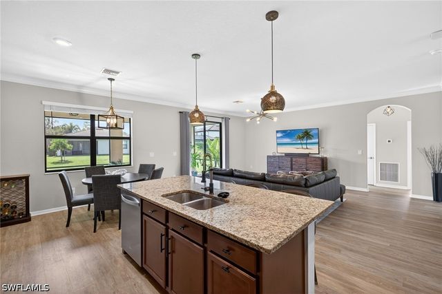 9452 Foxglove LN, Naples, FL 34120