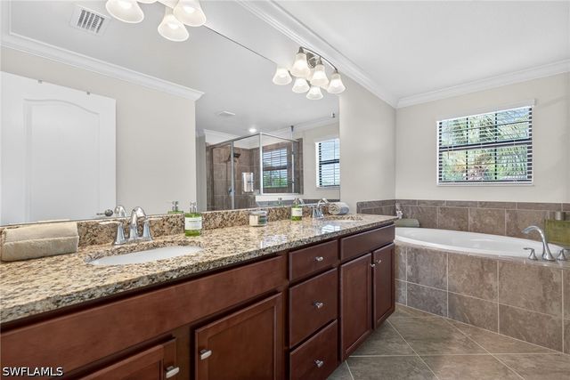9452 Foxglove LN, Naples, FL 34120
