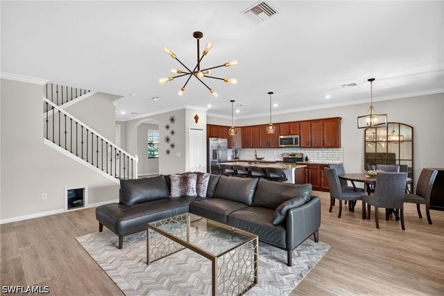 9452 Foxglove LN, Naples, FL 34120
