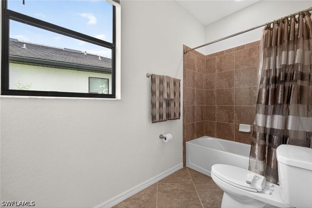 9452 Foxglove LN, Naples, FL 34120