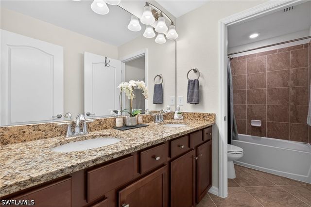 9452 Foxglove LN, Naples, FL 34120