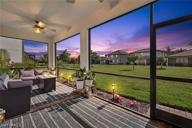 9452 Foxglove LN, Naples, FL 34120