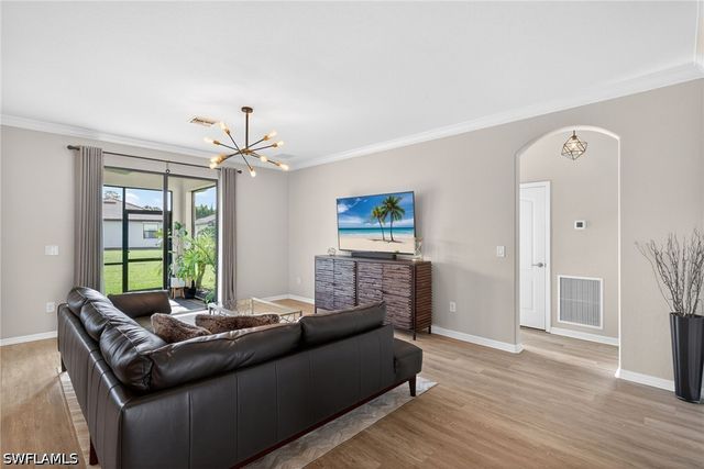 9452 Foxglove LN, Naples, FL 34120