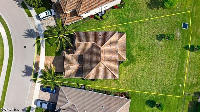 9452 Foxglove LN, Naples, FL 34120