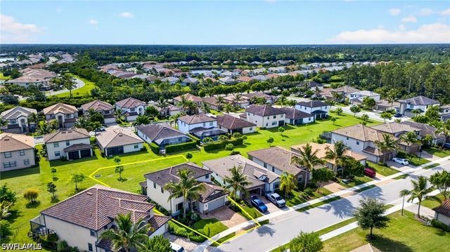 9452 Foxglove LN, Naples, FL 34120