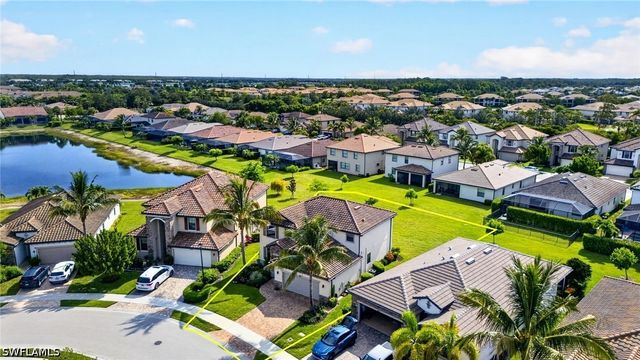 9452 Foxglove LN, Naples, FL 34120