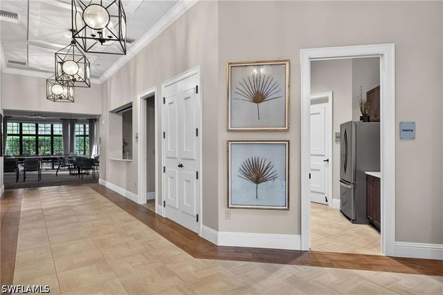 9452 Foxglove LN, Naples, FL 34120