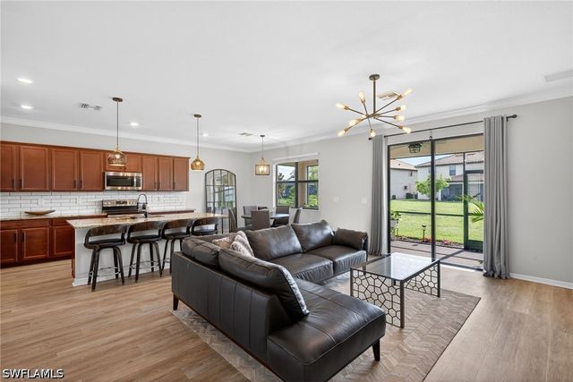 9452 Foxglove LN, Naples, FL 34120