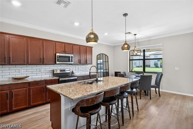 9452 Foxglove LN, Naples, FL 34120