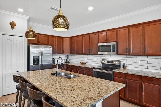 9452 Foxglove LN, Naples, FL 34120