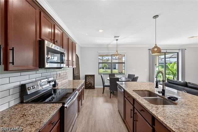 9452 Foxglove LN, Naples, FL 34120