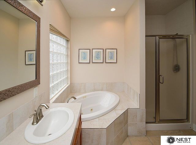 9712 Andre Circle, Lincoln, NE 68526