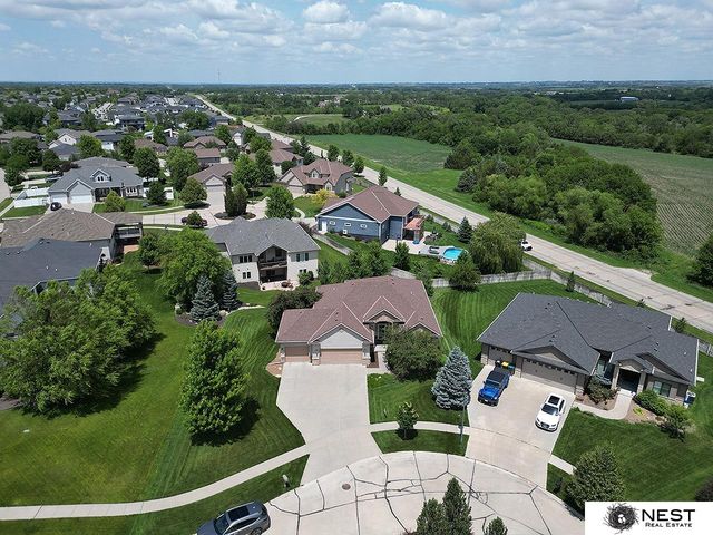 9712 Andre Circle, Lincoln, NE 68526