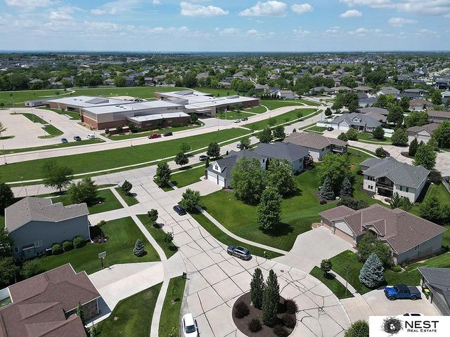 9712 Andre Circle, Lincoln, NE 68526