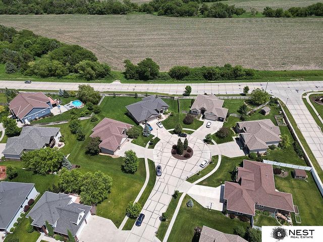 9712 Andre Circle, Lincoln, NE 68526