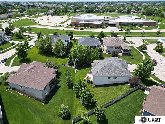 9712 Andre Circle, Lincoln, NE 68526