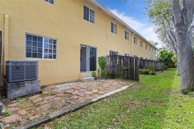 330 SW 2nd Ave 3, Hallandale Beach, FL 33009