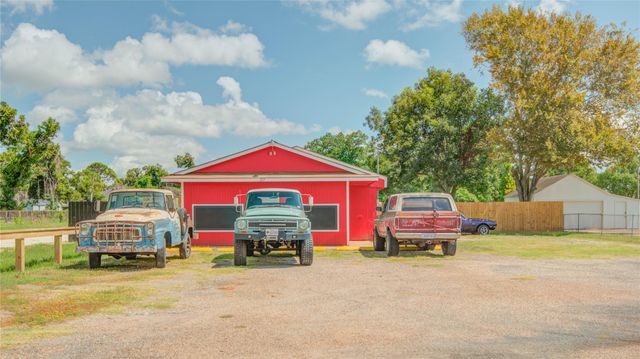 327 S Main Street, Clute, TX 77531