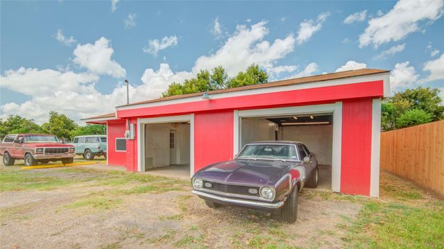 327 S Main Street, Clute, TX 77531