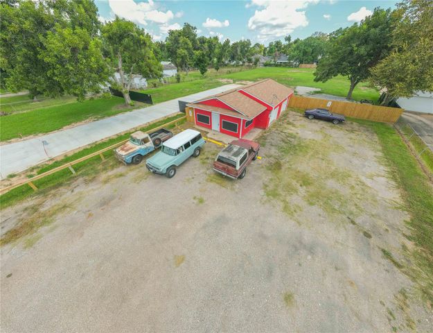 327 S Main Street, Clute, TX 77531