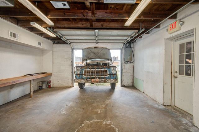 327 S Main Street, Clute, TX 77531