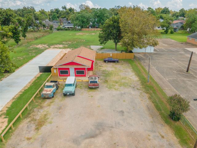 327 S Main Street, Clute, TX 77531