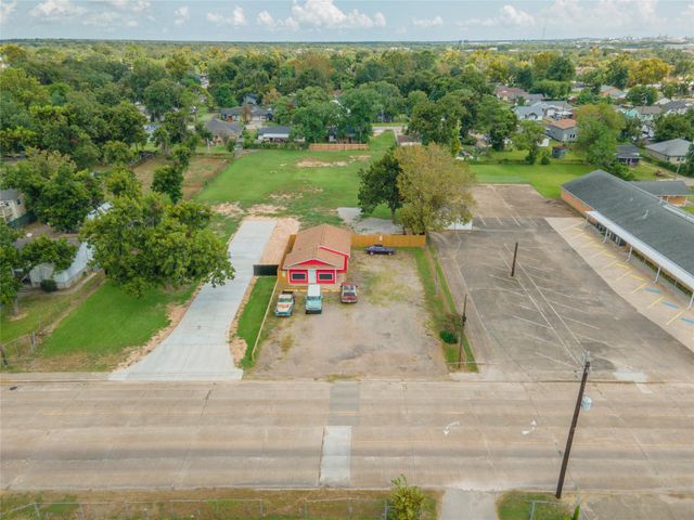 327 S Main Street, Clute, TX 77531