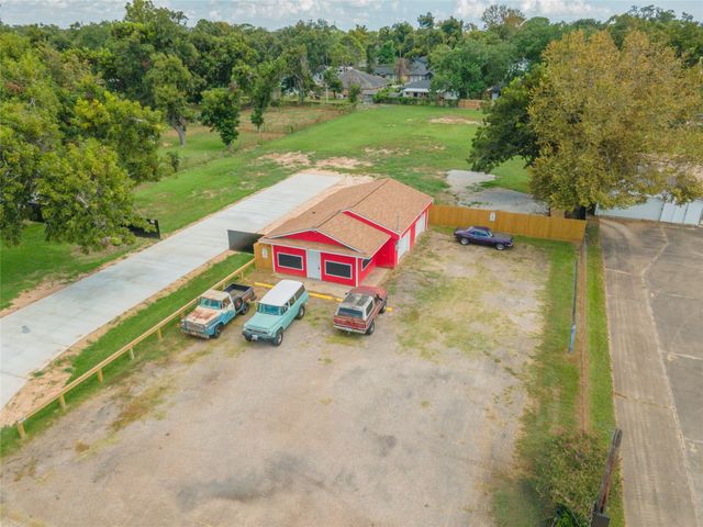 327 S Main Street, Clute, TX 77531