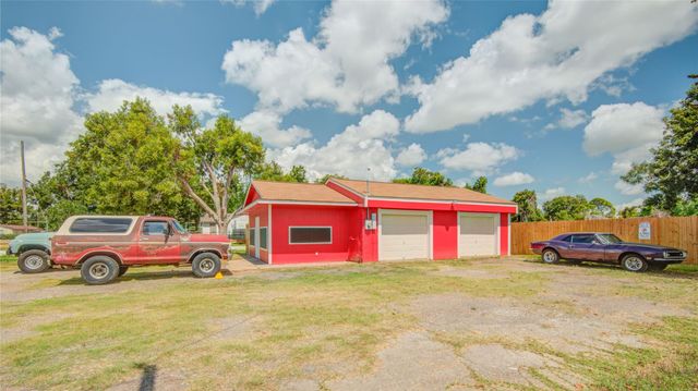 327 S Main Street, Clute, TX 77531