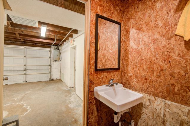 327 S Main Street, Clute, TX 77531