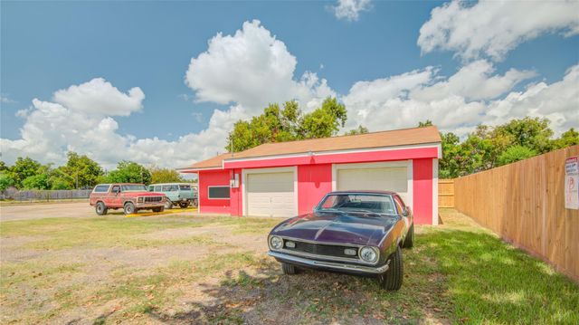 327 S Main Street, Clute, TX 77531