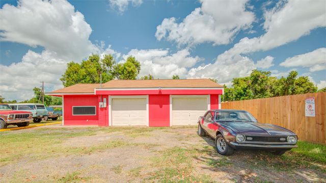 327 S Main Street, Clute, TX 77531
