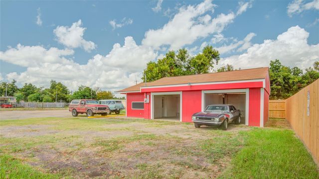 327 S Main Street, Clute, TX 77531
