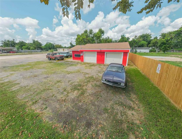 327 S Main Street, Clute, TX 77531