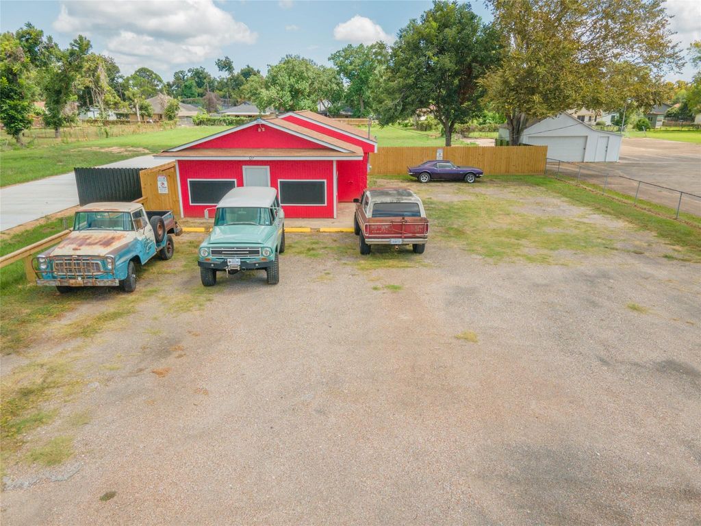 327 S Main Street, Clute, TX 77531