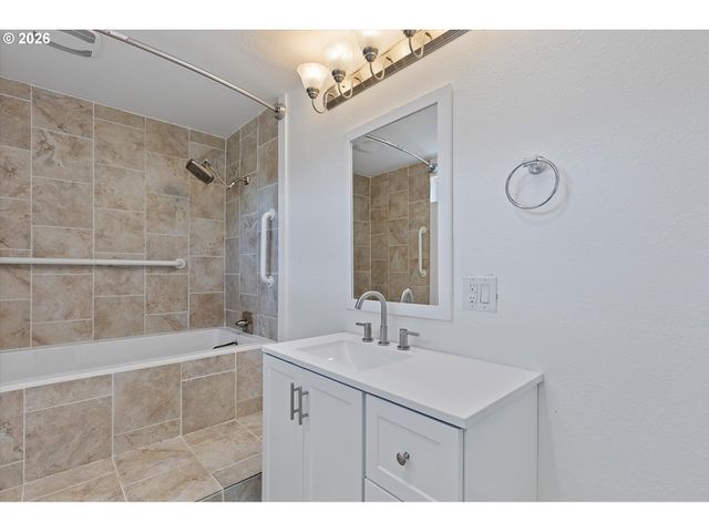 2750 Ne HARNEY Dr, Newport, OR 97365