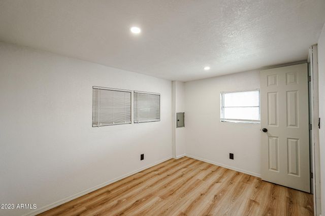 515 E CHARLESTON Avenue, Phoenix, AZ 85022