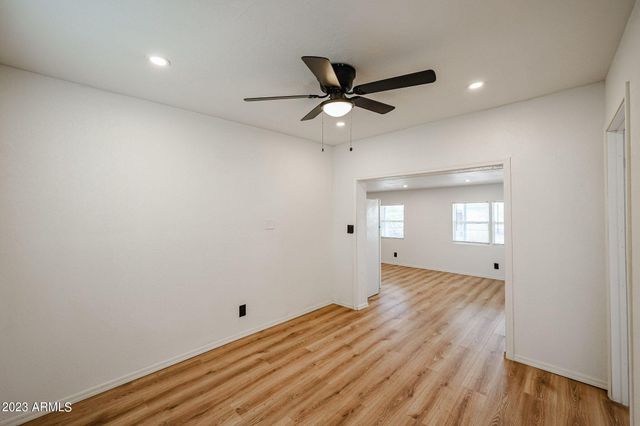 515 E CHARLESTON Avenue, Phoenix, AZ 85022