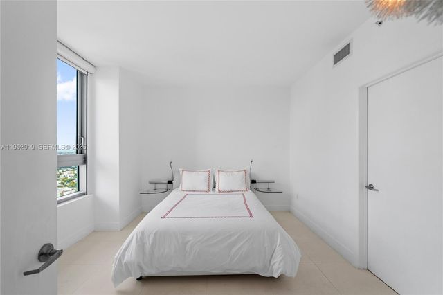 90 SW 3rd St 3609, Miami, FL 33130