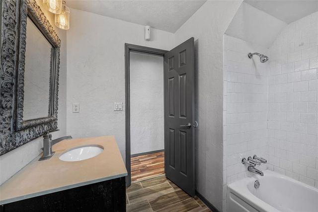512 Wood Hollow Lane, Moore, OK 73160