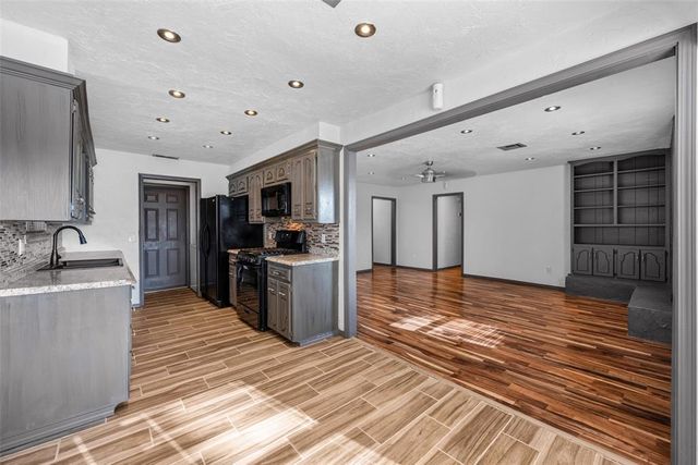 512 Wood Hollow Lane, Moore, OK 73160