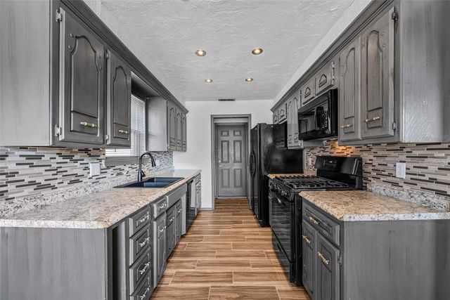 512 Wood Hollow Lane, Moore, OK 73160