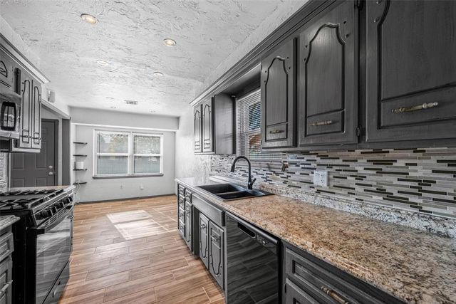 512 Wood Hollow Lane, Moore, OK 73160