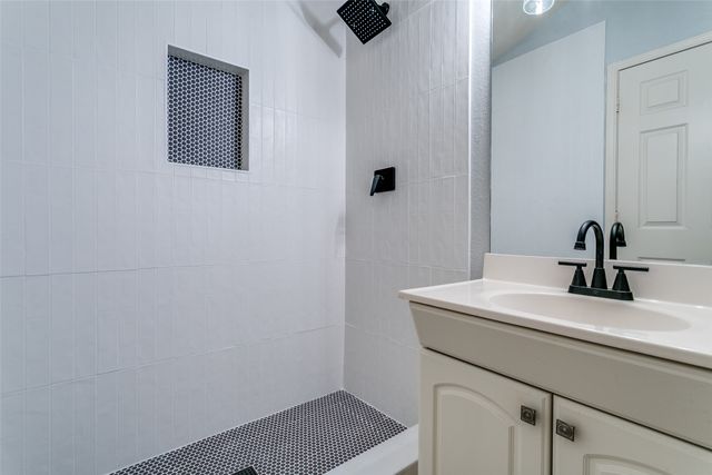 525 Estill Street, Grapevine, TX 76051