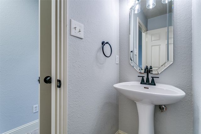 525 Estill Street, Grapevine, TX 76051