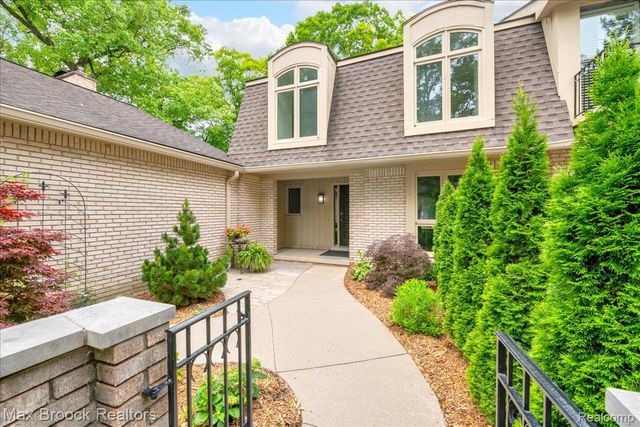 1106 Hillpointe Circle, Bloomfield Hills, MI 48304