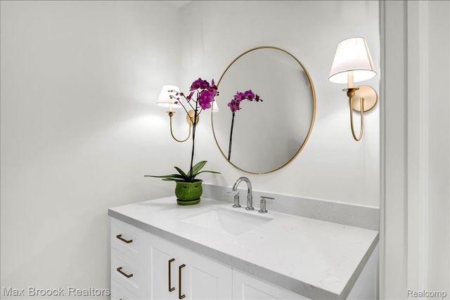 1106 Hillpointe Circle, Bloomfield Hills, MI 48304