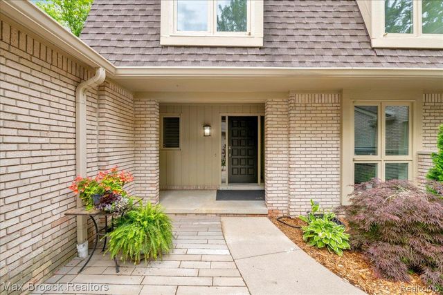 1106 Hillpointe Circle, Bloomfield Hills, MI 48304