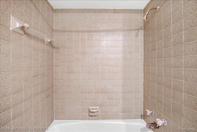 1106 Hillpointe Circle, Bloomfield Hills, MI 48304