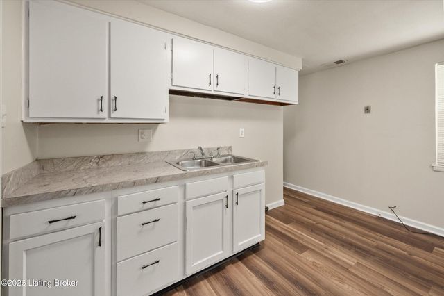 5533 Ridgecrest Rd, Louisville, KY 40218